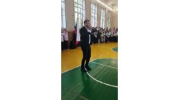 Линейка 2 сентября 2024 года, ул. Цюрупы, 10, к.2. Музыкальное поздравление от педагога по вокалу А.А.Яговитина