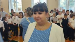 2 сентября 2024 года, ул. Цюрупы, 10, к.2. Старший методист начальной школы Е.А.Помазкова встречает учеников и их родителей.