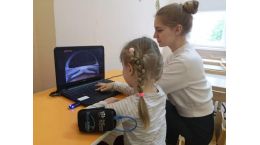 Занятие специалиста ГБОУ Школа №1708 г.  В.М. Хабахпашевой на аппаратурной методике Play Attention  с воспитанниками ГБОУ Школа №1534