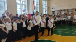 Линейка 2 сентября 2024 года, ул. Цюрупы, 10, к.2. Торжественный вынос Флага Российской Федерации.